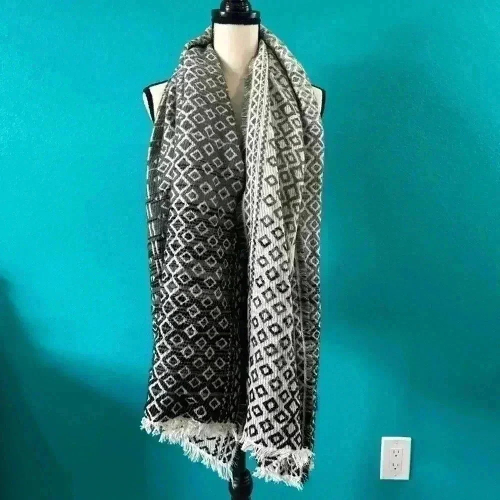 Green label by Quagga thick ombré gray scarf with diamond pattern